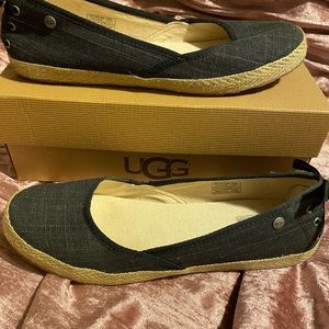 Black round toe UGG flats